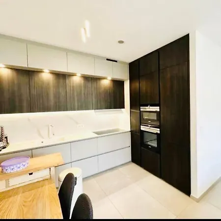 Charming 2 Bedrooms Flat *